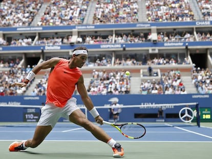 Nadal devuelve la pelota de revés durante el partido contra Basilashvili.