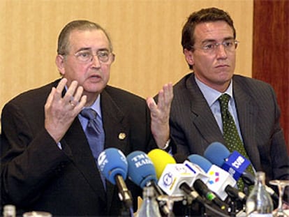 El médico Luis Sánchez Harguindey (a la izquierda) junto al abogado Gustavo Galán, ayer, en Madrid.