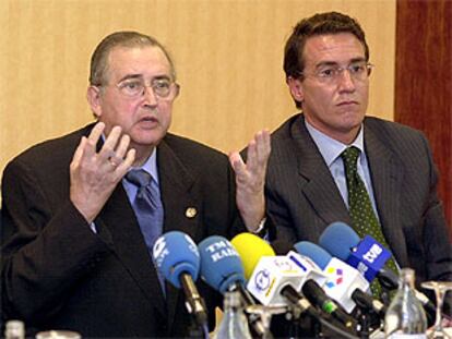 El médico Luis Sánchez Harguindey (a la izquierda) junto al abogado Gustavo Galán, ayer, en Madrid.