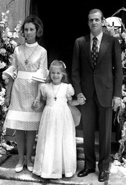 La Infanta Cristina junto a sus padres, los Reyes Juan Carlos y Sofía, en la puerta de la capilla del Palacio de la Zarzuela, el dia de su primera comunión en 30 de mayo de 1973.