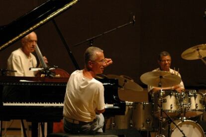 Keith Jarrett (en el centro), Gary Peacock (a la izquierda) y Jack DeJohnette (a la derecha).