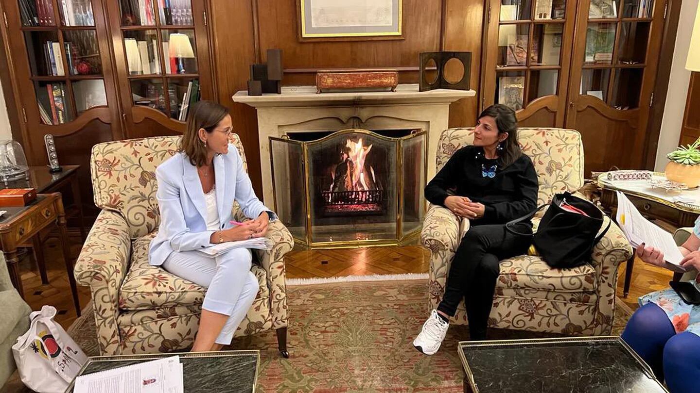 Irene Vélez (derecha), ministra de Minas de Colombia, en reunión con la ministra de Turismo de España, María Reyes Maroto.