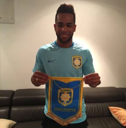 Alex Teixeira posa con la camiseta del Jiansu Suning.