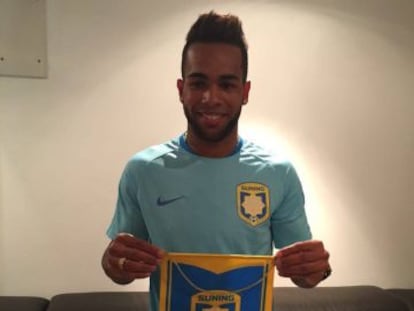 Alex Teixeira posa con la camiseta del Jiansu Suning.