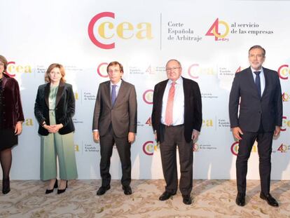 En la foto, de izquierda a derecha: Inmaculada Riera, directora general de la Cámara de Comercio; Elena Otero-Novas, presidenta de la Corte Española de Arbitraje; José Luis Bonet, presidente de la Cámara de Comercio de España; Enrique López, consejero de Presidencia, Justicia e Interior del Gobierno de la Comunidad de Madrid, y Alfonso Díaz-Ambrona, secretario general de la Cámara de Comercio.