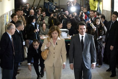 José María Aznar y su esposa Ana Botella en el colegio Nuestra Señora del Buen Consejo de Madrid, donde votaron en las elecciones legislativas del 14-M.