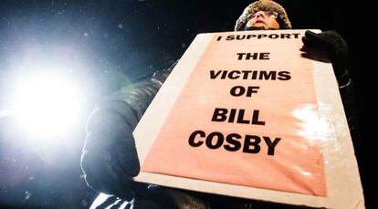 Carteles de apoyo a las víctimas de Bill Cosby.
