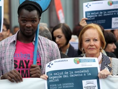 Un momento de la concentración celebrada anoche en Bilbao con carteles reivindicativos imitando tarjetas sanitarias.