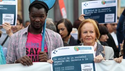 Un momento de la concentración celebrada anoche en Bilbao con carteles reivindicativos imitando tarjetas sanitarias.