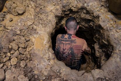 Un minero venezolano con una camiseta con la imagen del "Tío Sam" excava buscando oro, que luego será vendido en pueblo de El Callao, Estado de Bolívar (sur de Venezuela). 