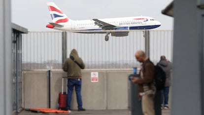 Un avión de British Airways, en el aeropuerto de Heathrow, este sábado. 