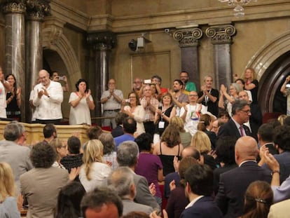 Los promotores de la ILP en el Parlament, tras la aprobación de la ley.