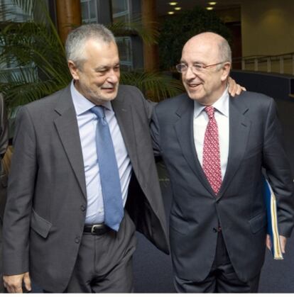 El presidente de la Junta de Andalucía, José Antonio Griñán, con el vicepresidente de la Comisión Europea y Comisario de la Competencia, Joaquín Almunia.