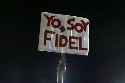 Uno de los espectadores de la ceremonia de anoche en Santiago de Cuba.