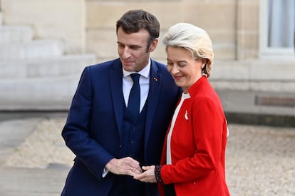 Emmanuel Macron y Ursula von der Leyen, este lunes en París.