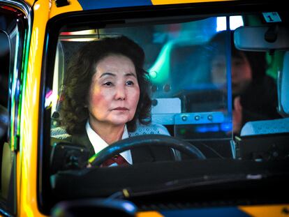 Una taxista de Tokio retratada por Oleg Tolstoi.