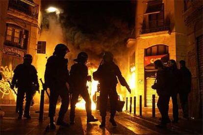 Incidentes protagonizados por jóvenes violentos en El Raval de Barcelona causan 70 heridos.