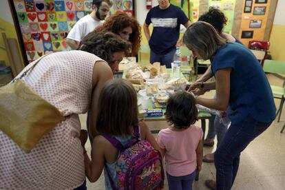 Pares d'alumnes a l'Escola Diputació de Barcelona, preparen el sopar amb motiu de la "Festa de la tardor".
