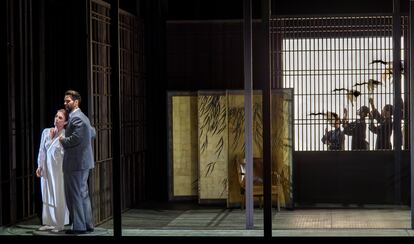 Ermonela Jaho (Cio-Cio-San) y Adam Smith (B. F. Pinkerton) durante el dúo del primer acto de ‘Madama Butterfly’