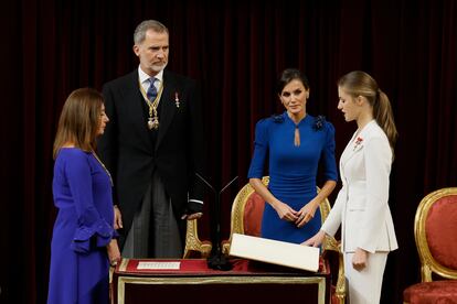 La princesa Leonor (a la derecha) jura la Constitución ante la presidenta del Congreso, Francina Armengol (izquierda), y los reyes de España, Felipe VI y Letizia, en el día de su 18 cumpleaños, en el Congreso de los Diputados, el 31 de octubre.