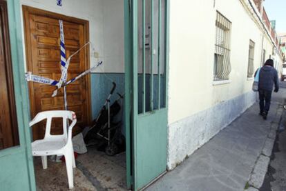 Entrada de la vivienda de Alcalá de Henares en la que murió apuñalado Óscar M. V.