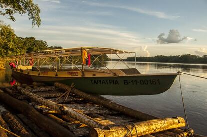 Tapiatpia permanece estacionada a las orillas del río Pastaza mientras sus paneles solares se cargan con los rayos de luz. Este barco solar es la materialización de un sueño ancestral que utiliza tecnología moderna para favorecer el desarrollo sostenible de un pueblo innovador e incansable.