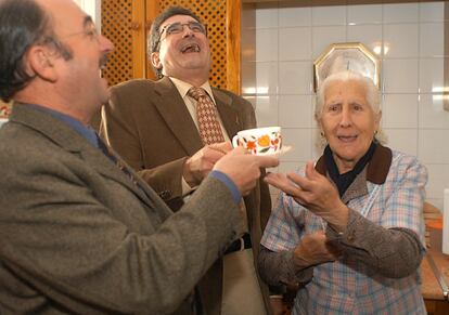 Angelita, de 82 años, vecina del barrio obrero de El Pópulo, de Cádiz, ofrece una taza de caldo a Rafael Román, izquierda, y Luis Pizarro, en la campaña 'Puerta por puerta' con la que los socialistas pretendían una mayor cercanía a los ciudadanos con el saludo: "Hola, venimos de parte de José Luis Rodríguez Zapatero".