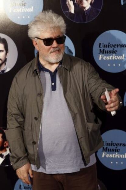 Pedro Almodóvar posa en el 'photocall' previo al convierto de Caetano Beloso y Gilberto Gill en el Teatro Real.