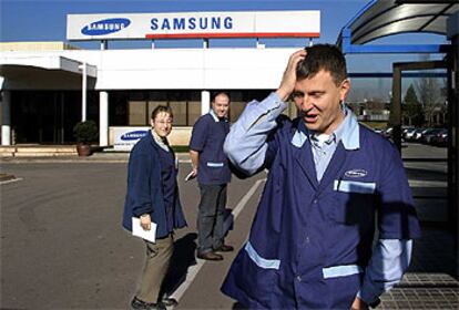 Un empleado de Samsung ante la factoría en Palau de Plegamans.