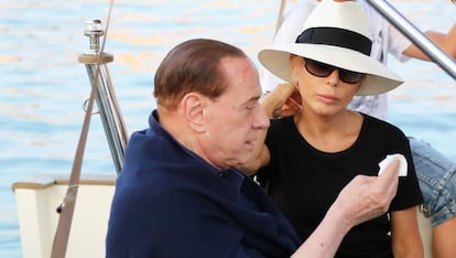 Silvio Berlusconi y su hija, Marina, en Saint-Tropez en 2015. 