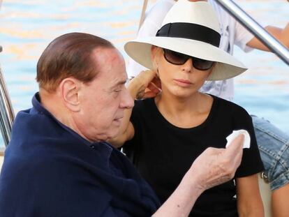 Silvio Berlusconi y su hija, Marina, en Saint-Tropez en 2015. 