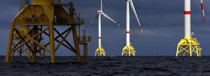 Aerogeneradores en el parque de e&oacute;lica marina de Iberdrola en Alemania.