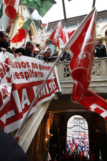 Un grupo de sindicalistas en el interior del palacio de Fuentehermosa.