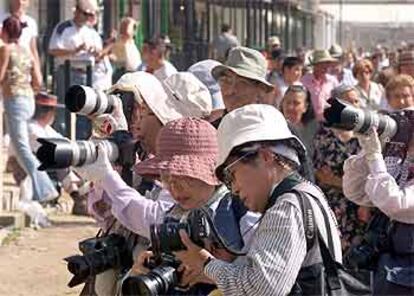 Turistas japoneses, ayer, en la romería de El Rocío.