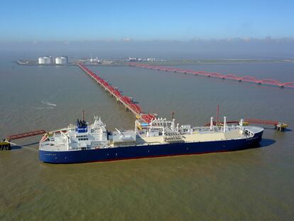 Un barco transporta gas natural licuado proveniente de Rusia.