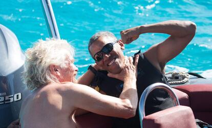 Barack Obama y Richard Branson bromeando. 