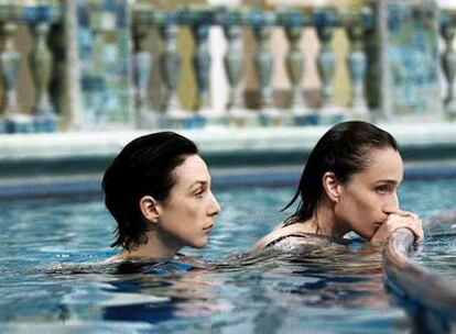 Las actrices Elsa Zylberstein (izquierda) y Kristin Scott Thomas, en <i>Hace mucho que te quiero,</i> del francés Philippe Claudel.