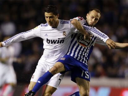 Cristiano pugna por el balón con Laure en uno de los ataques del Madrid.
