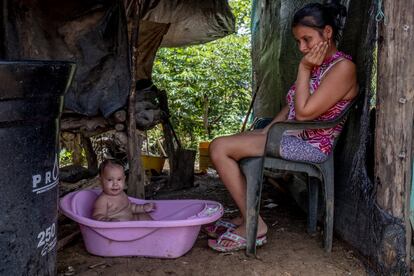 En las casetas los días pasan lentos. El calor no da tregua y los ojos están puestos en el cielo. Entre agosto y septiembre se dan los meses de lluvia y eso se traduce en inundaciones de los caños de aguas negras que serpentean por toda la comunidad. Las madres se agarran a sus panzas con la incertidumbre en los ojos. Algunas lo piensan y otras lo dicen abiertamente: “Ya no más hijos”.