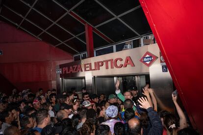 Apagón en la ciudad de Madrid, tras el cierre del metro este lunes. / DAVID EXPÓSITO