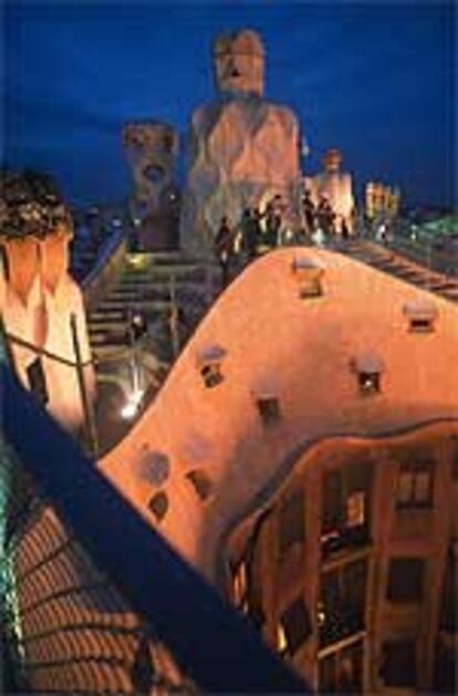 La terraza de La Pedrera o Casa Milà de Barcelona. El edificio de Gaudí recibió el 2001 un total de 1.212.190 visitantes.