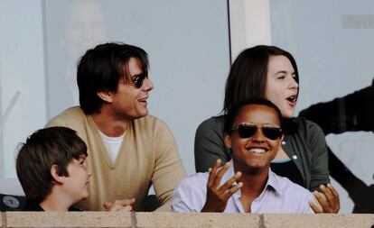 Tom Cruise con Bella a su lado y Connor delante de ellos con gafas de sol, en una imagen de julio de 2009.