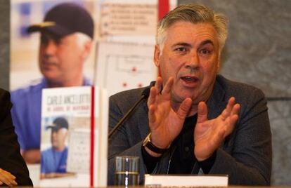 Ancelotti, durante la presentaci&oacute;n de su libro.