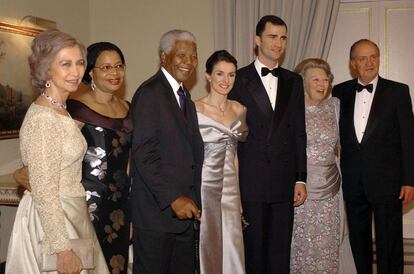 Con los Reyes de España, el Príncipe y Letizia, Beatriz de Holanda y su esposa Graça Machel en 2004.