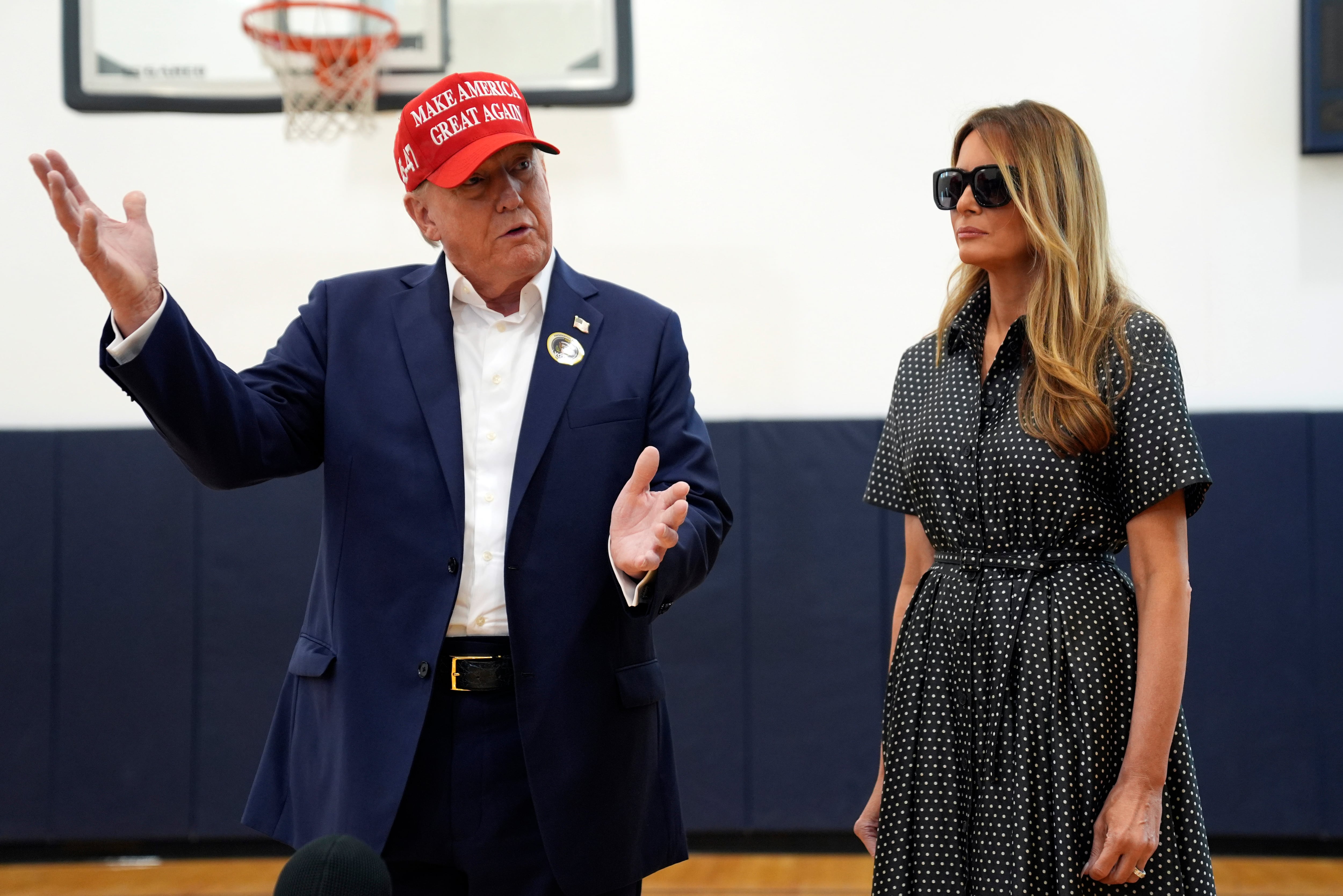 Donald Trump y su esposa Melania votan este martes en Florida.