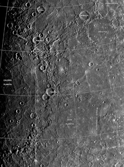Principal accident de Mercuri, la Plana de Caloris, al voltant de la qual hi ha el cràter March. Imatge obtinguda a partir de fotografies de la nau Mariner 10 fetes els anys 1974 i 1975.