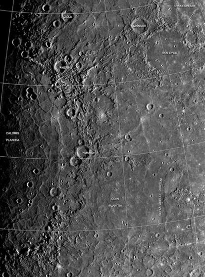 Principal accident de Mercuri, la Plana de Caloris, al voltant de la qual hi ha el cràter March. Imatge obtinguda a partir de fotografies de la nau Mariner 10 fetes els anys 1974 i 1975.