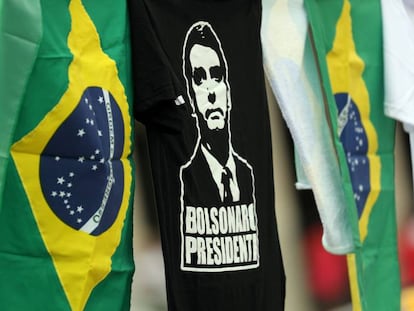 Camiseta de Bolsonaro al lado de banderas de Brasil. 
