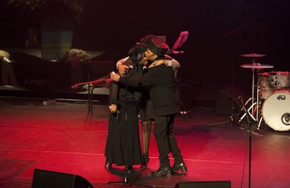 Reencuentro de las tres integrantes de Boney M en el funeral de Bobby Farrell el 8 de enero de 2011 en Ámsterdam.