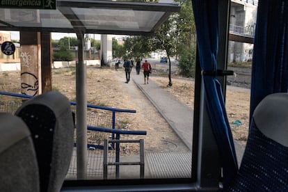 Los pasajeros de la 339 caminan hacia el poblado chabolista en Valdemingómez.
